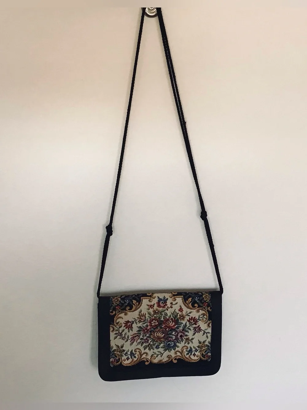 Vintage floral tapestry rectangular purse.